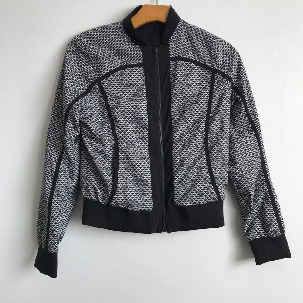 LULULEMON WOMENS BOMBER JACKET REVERSIBLE BLACK WHITE ALLOVER PRINT 2